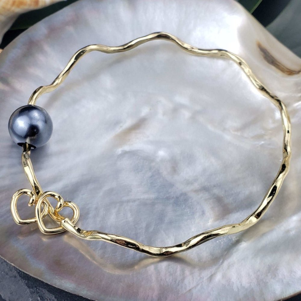 Wavy Black Pearl Double Heart charm bracelet